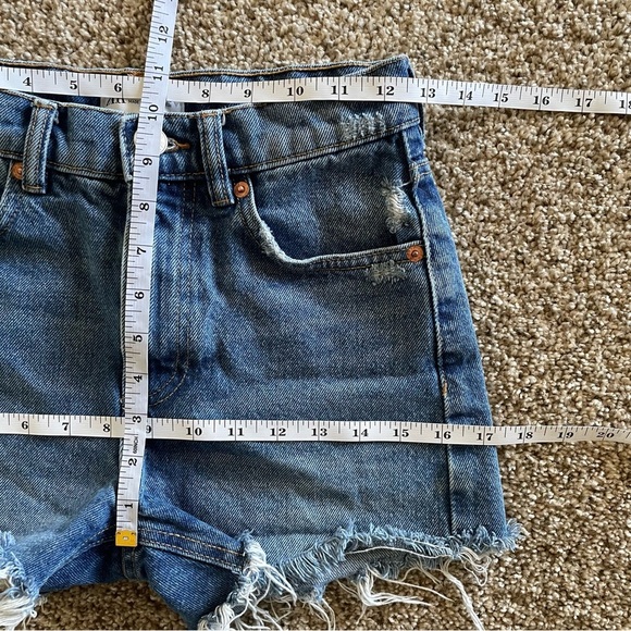 Zara Denim Shorts Women’s 0 Blue Medium Wash Distressed Cut off Raw Frayed Hem - Picture 12 of 14
